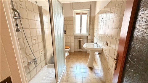 Zona Semi-Centrale, Appartamento di 4 Vani Oltre Accessori, Vano Deposito e Box Auto.